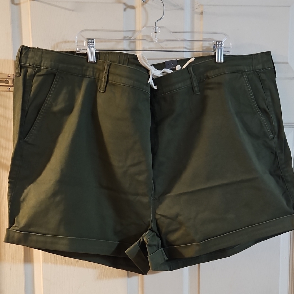 TORRID PULL ON STRETCH TWILL BOYFRIEND SHORT: GREEN: NEW WITH TAGS: SIZE 6 (30)